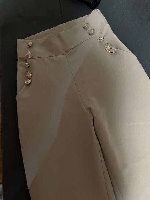 Красив бежов панталон