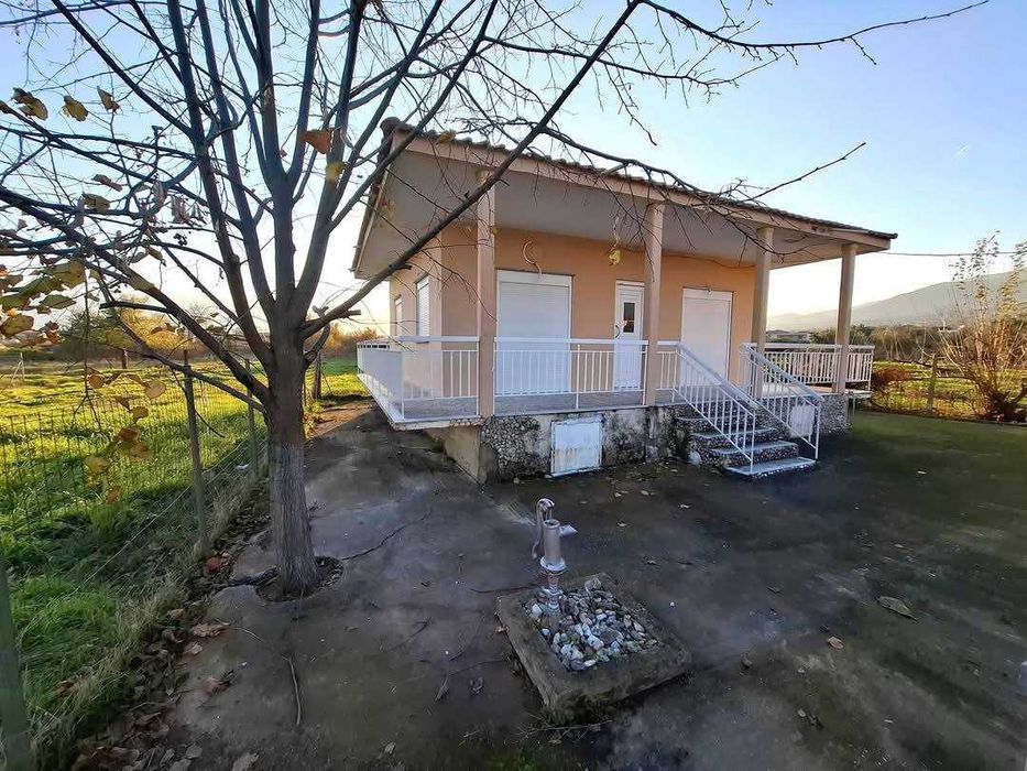 Продава малка къща с площ 50 м2 и двор 170 м2 в Неа Врасна, Гърция