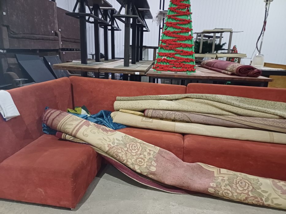 Диваны, отличные стулья, столы