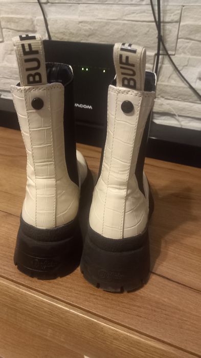 Женски боти, размер 36, и дамски накъсани дънки цена 30 лв