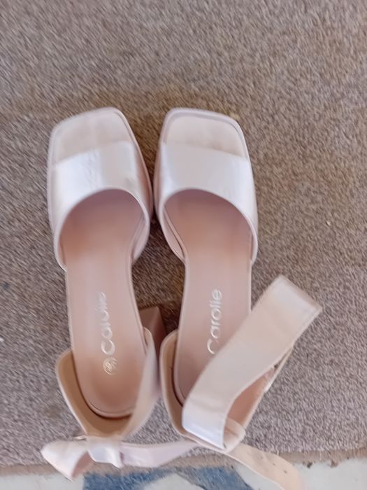 Sandale crem cu toc