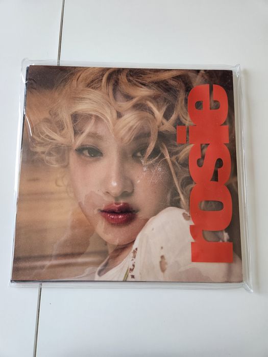 ROSÉ / BLACKPINK – rosie албум с CD, фотокарти, плакати + подарък ключодържател