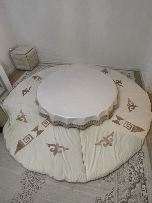 Продоется круглый стол