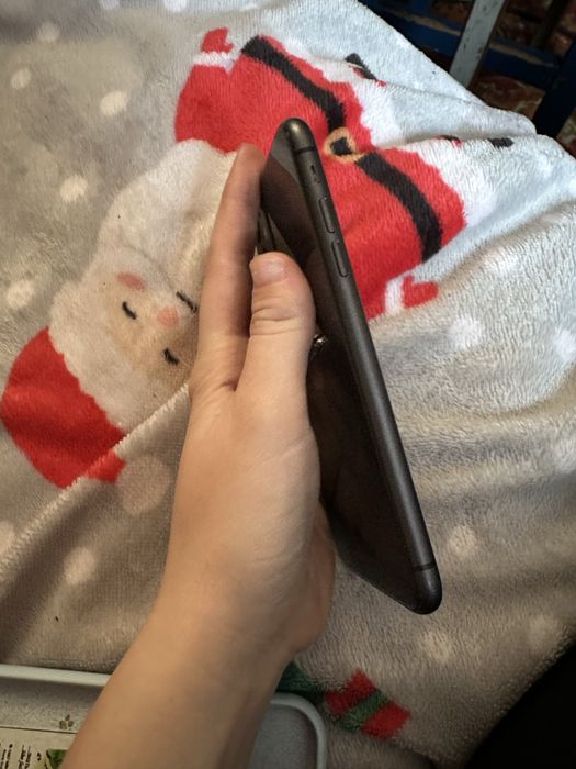 Продам 11 айфон акб 81 % 64 гб