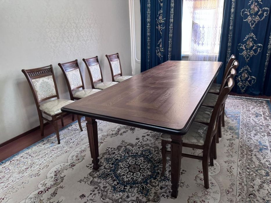 Обеденный гостевой стол