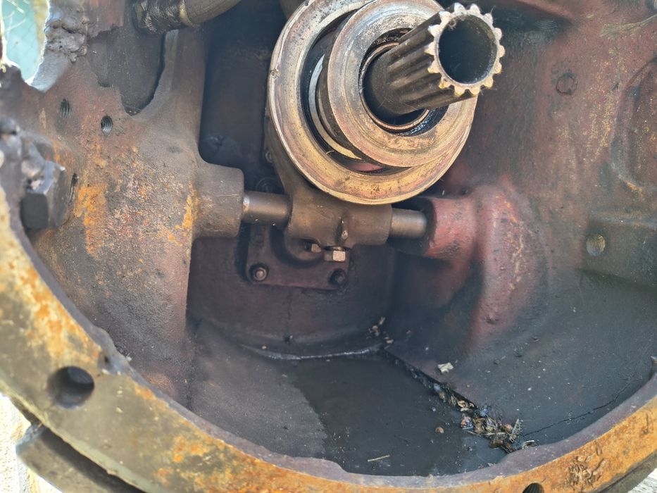 Vând cutie de viteze cu 3 reductoare pentru tractor fiat cu motor ARO.