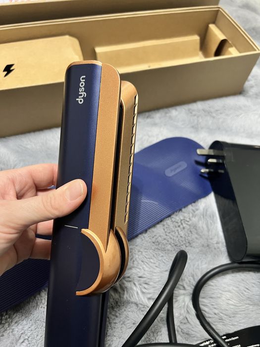 Dyson Airstrait straightener