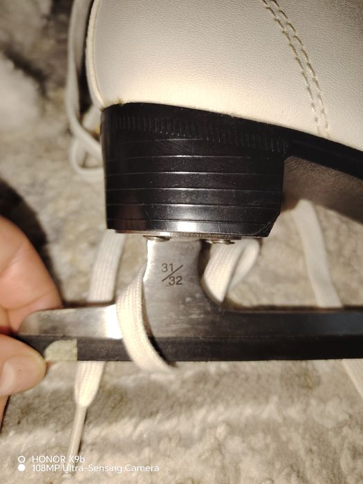 Коньки новые  размер 31-32