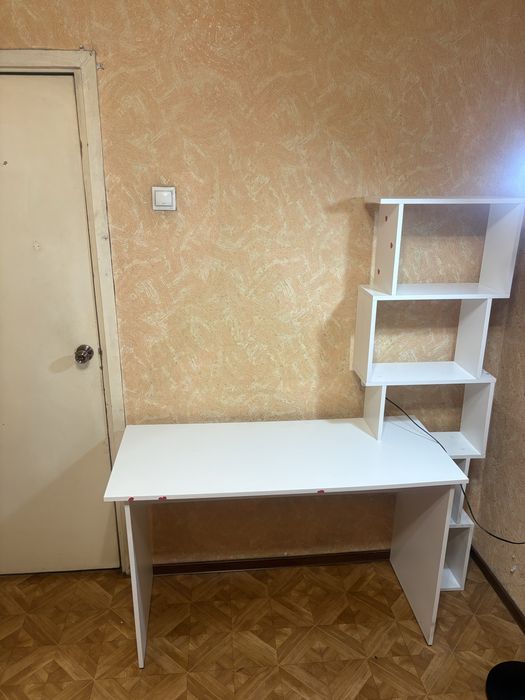 Компьютерный стол ,белый,с полками