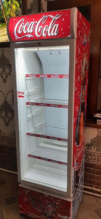 Холодилник витрина для напитков для малочни для десертов