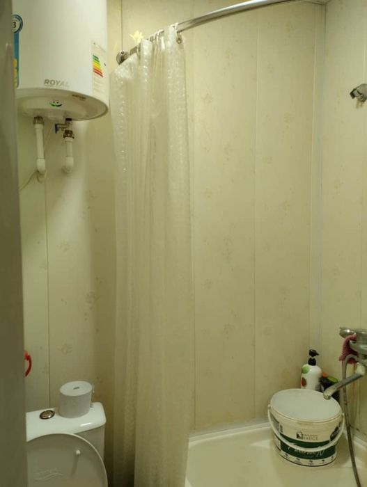 Dom kogonda bir xonali kvartira sotiladi.