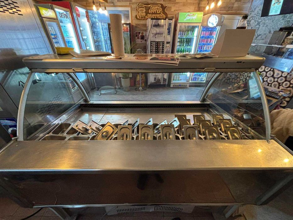 Продава се голяма витрина