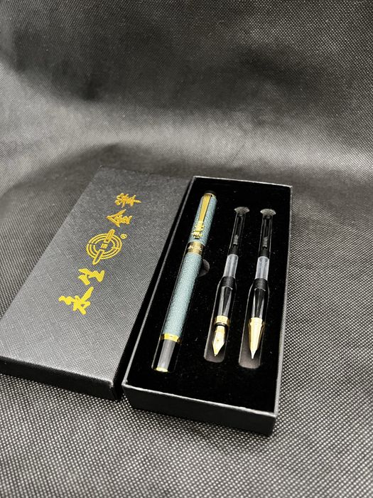 Перьевая ручка подарочная