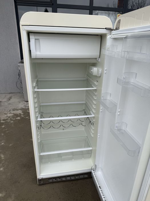 Бежов хладилник с камера SMEG