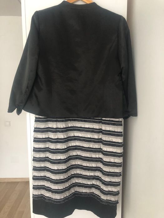 Costum femei mărimea 50 format din rochie cu maneca scurta și sacou