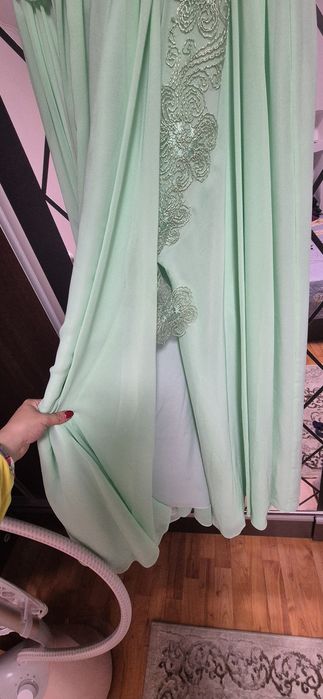 Rochie lungă de seară, de culoare verde mentă, cu dante