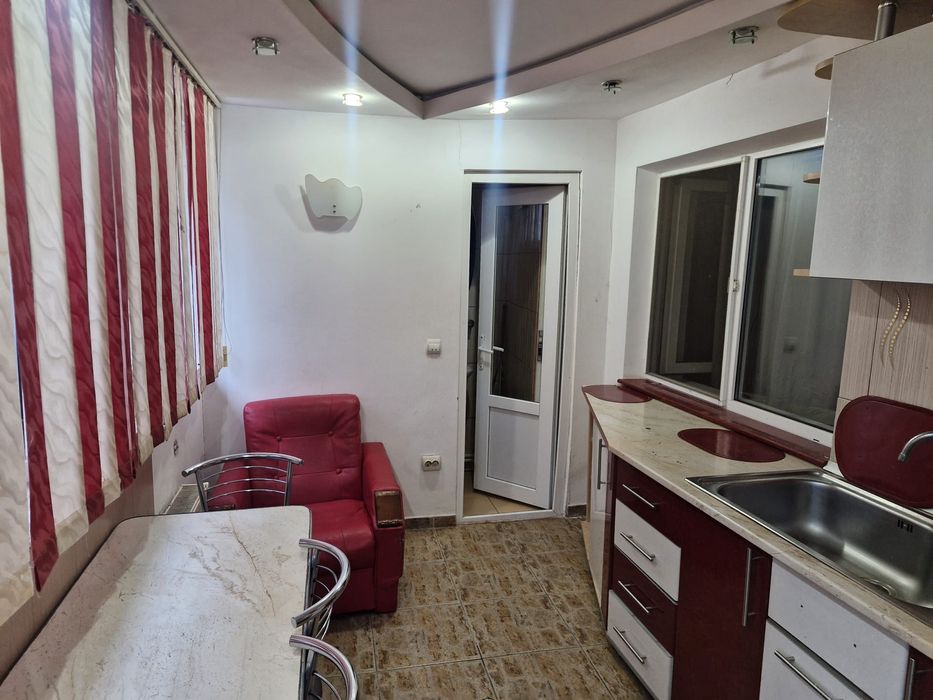 Închiriez apartament cu 2 camere, decomandat ,utilat zona centru