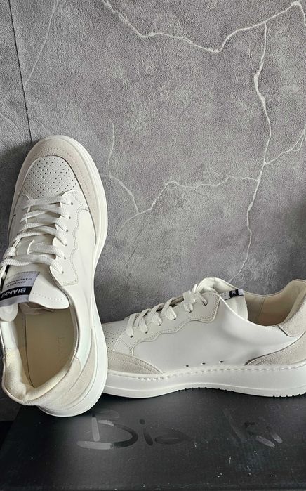 Нови бели кецове Bianki