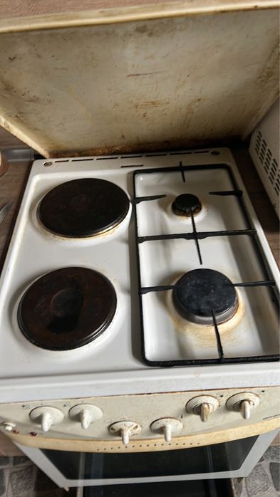 Продавам готварска печка 2 ток и 2 газ