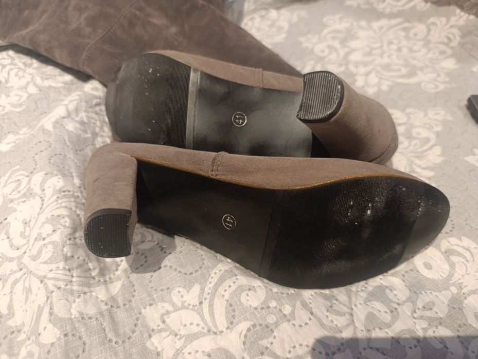 Чизми сиви като ниви