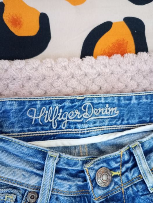 Vând blugi HILFIGER in stare bună