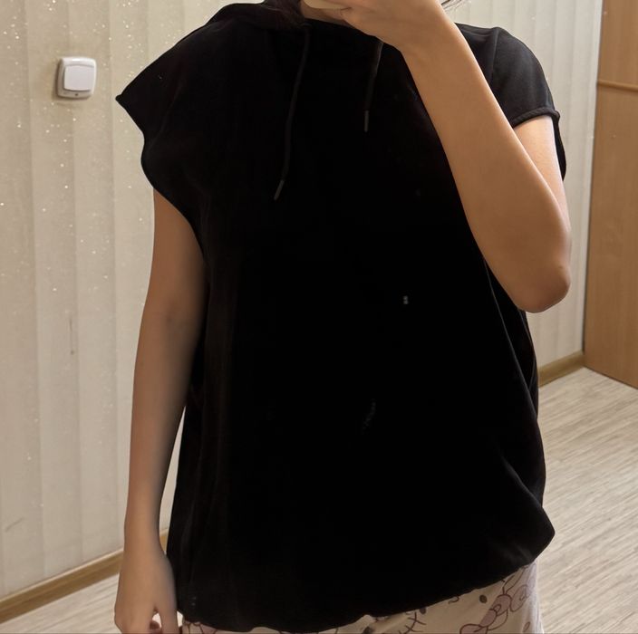 Безрукавка черная