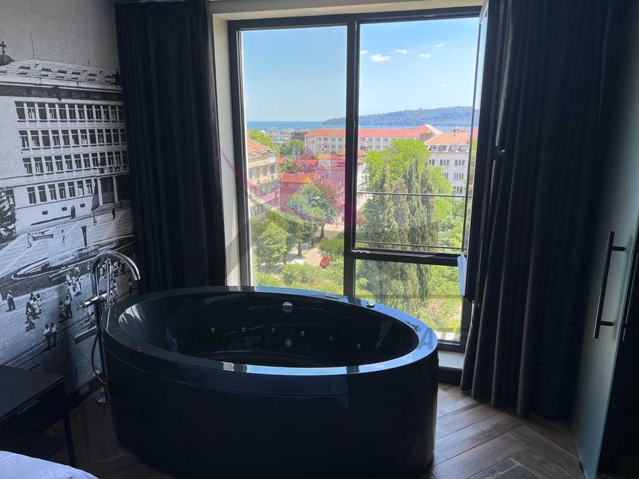 Дава се под наем Тристаен апартамент в Варна, Център - 200 кв.м за 3000 € - Снимка #4