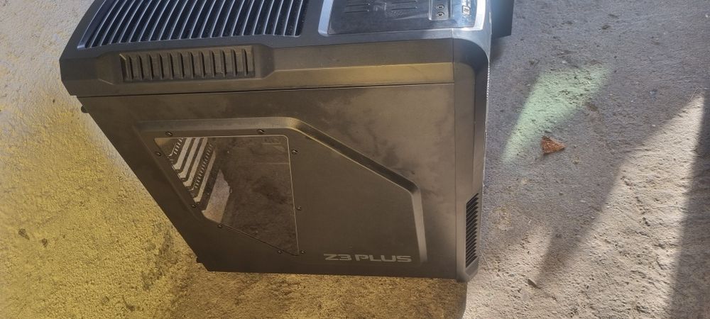 Vând 2carcase de calculator de geiming