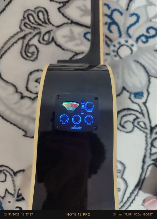 Hali yengi akustik gitara