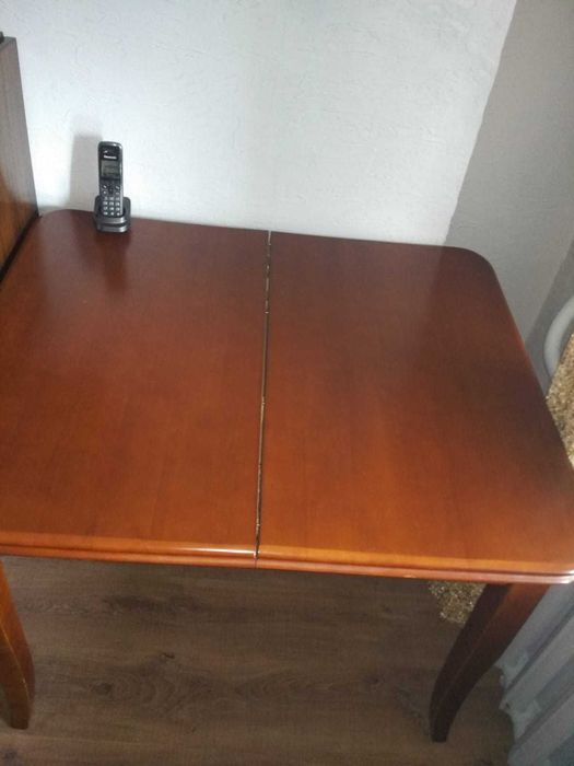 Деревянный стол.