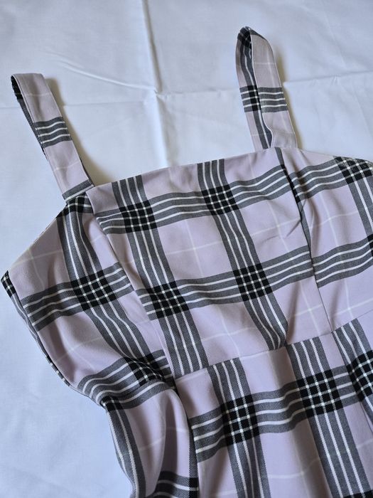 Rochie mini H&M in carouri, mulata pe corp, cu bretele