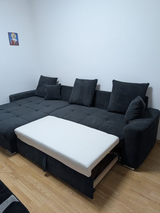 Canapea extensibilă cu spațiu de depozitare .