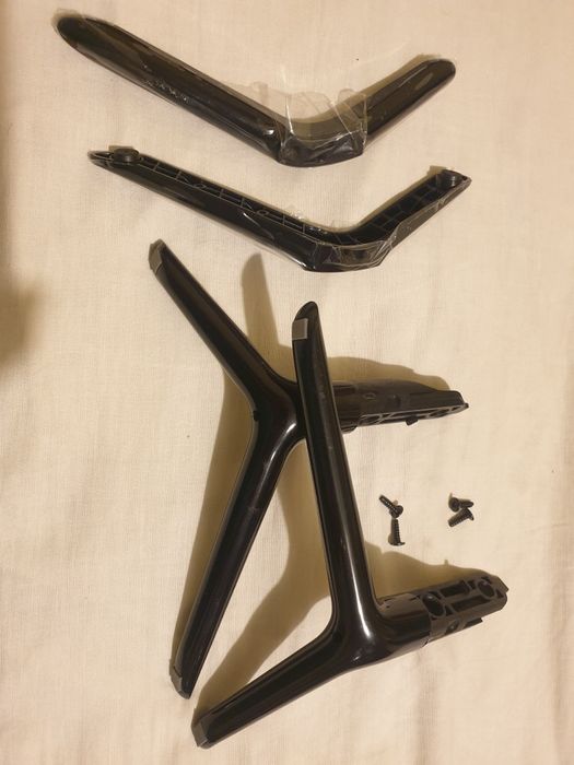 suporturi  tv  fără șuruburi și 2 cu șuruburi