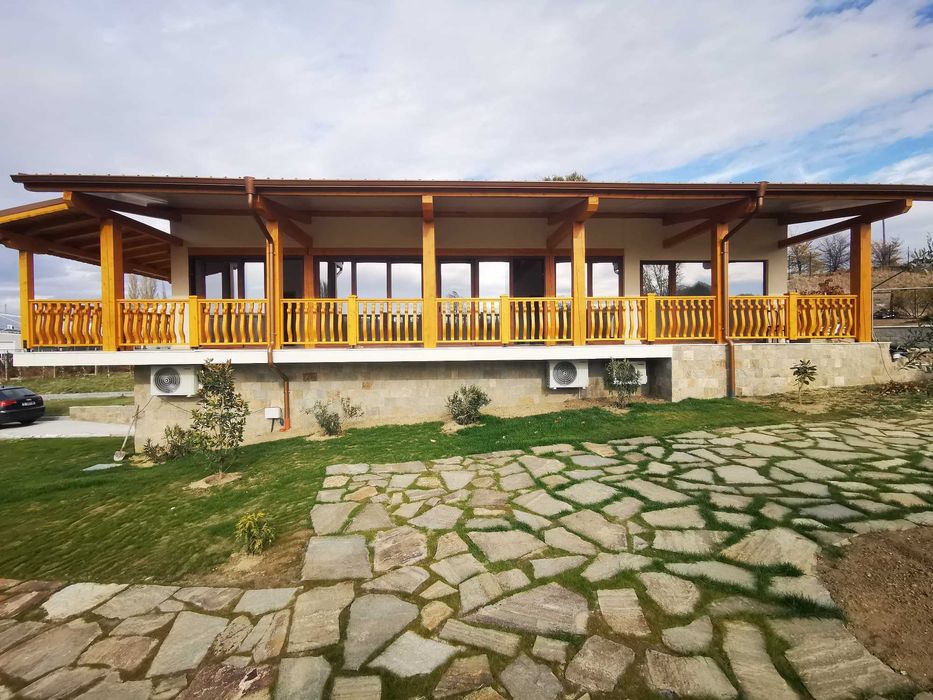 Дървен парапет от масив