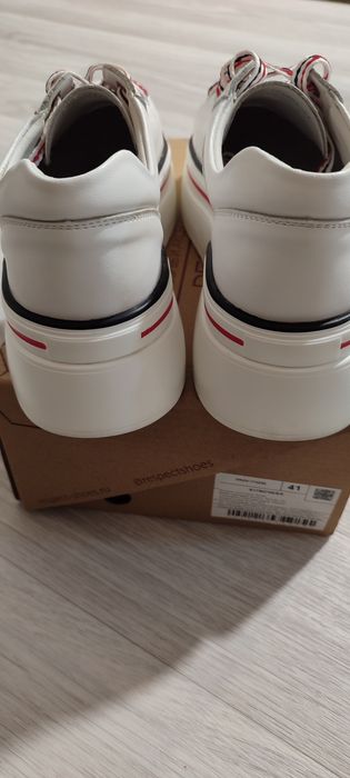 Продам кроссовки женские