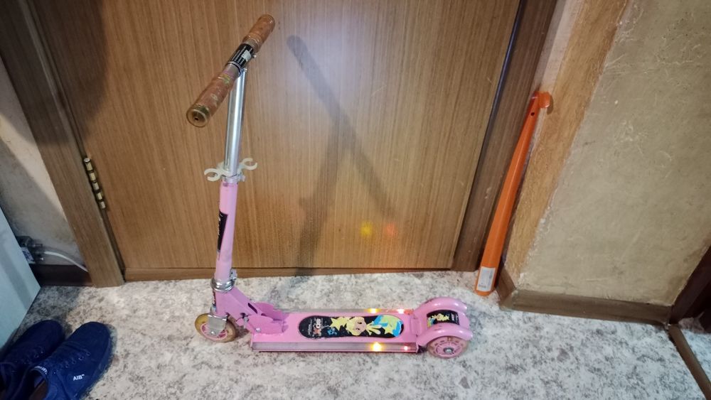 Самокат детский для девочек, девчачий самокат  срочно недорого