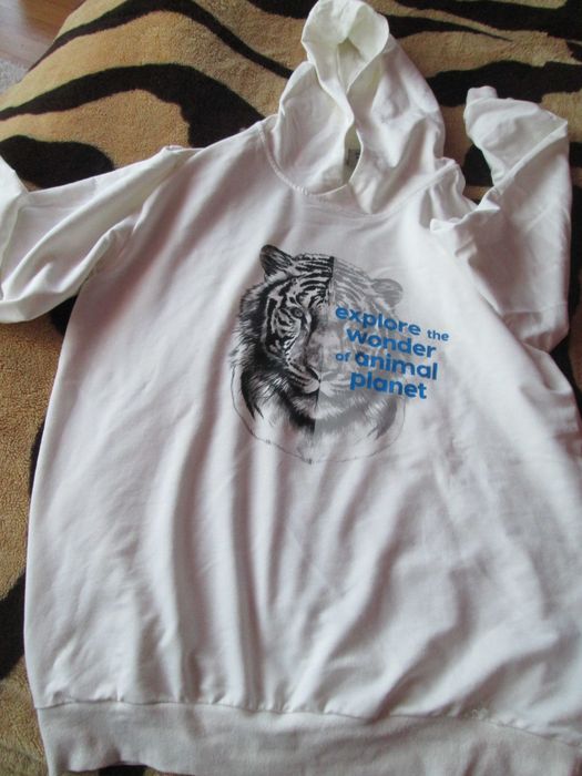 bluza alba noua cu gluga  L