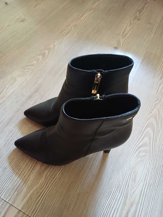 Продавам боти с марката Cantarini.