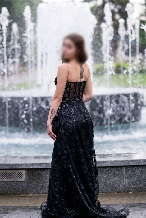 Елегантна черна бална рокля в комплект с официална чанта