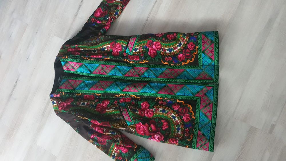 Trenci nou, marcă Svetlana karahan, model deosebit, elegant, care denotă distincție