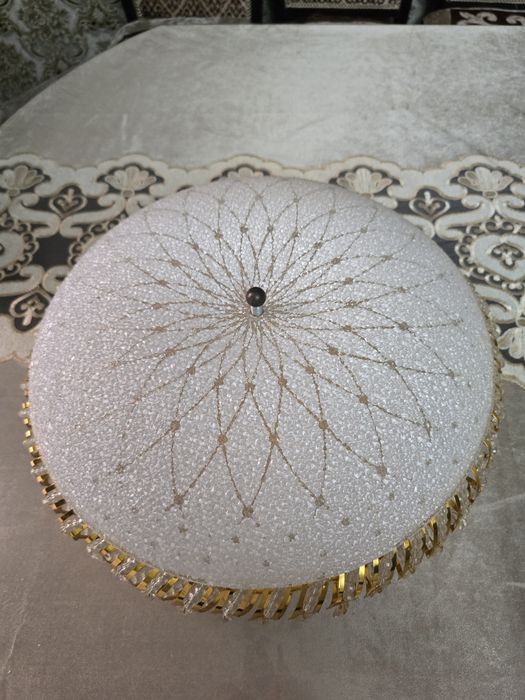 Продам потолочную люстру