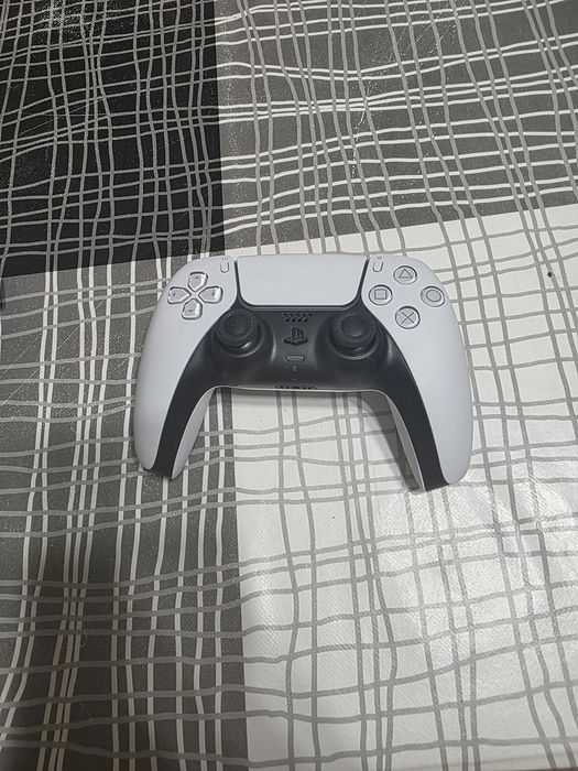 Продавам PlayStation 5 Slim с дисково устройство перфектно състояние с гаранция!