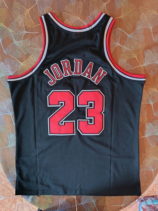 Maiou de baschet cu Michael Jordan (disponibil)