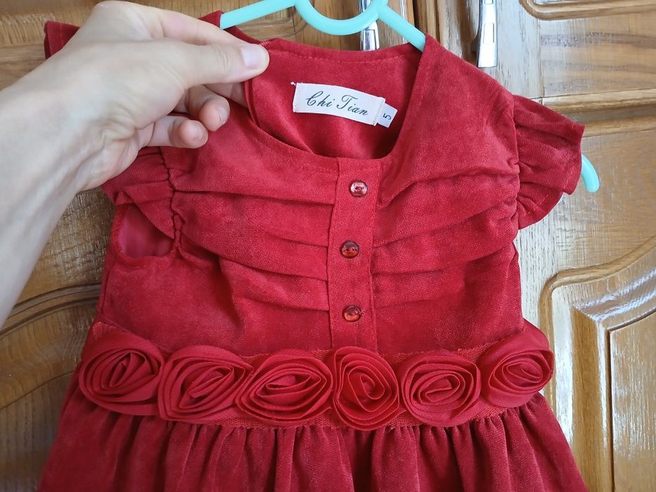 Rochita fetita  Catifea reiat rosu cu trandafiri