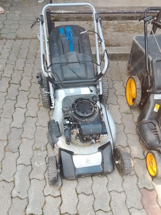 Mașină de tuns iarba