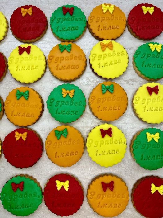 Ръчно декорирани медени бисквитки с фондан - погача, моминско парти