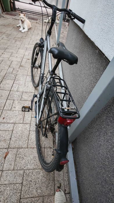Două biciclete în stare bună, una electrică