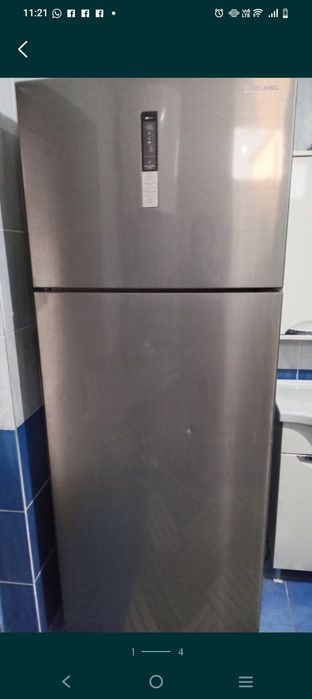 Холодильник очень большой вместительный