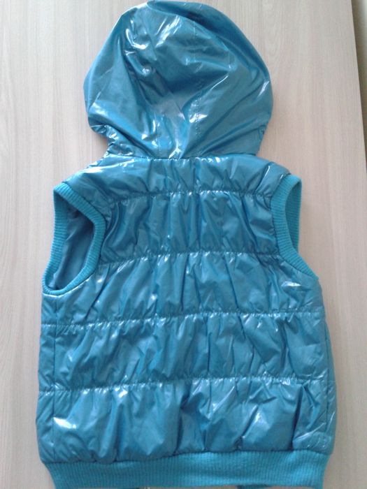 Продам куртку-безрукавку для девочки