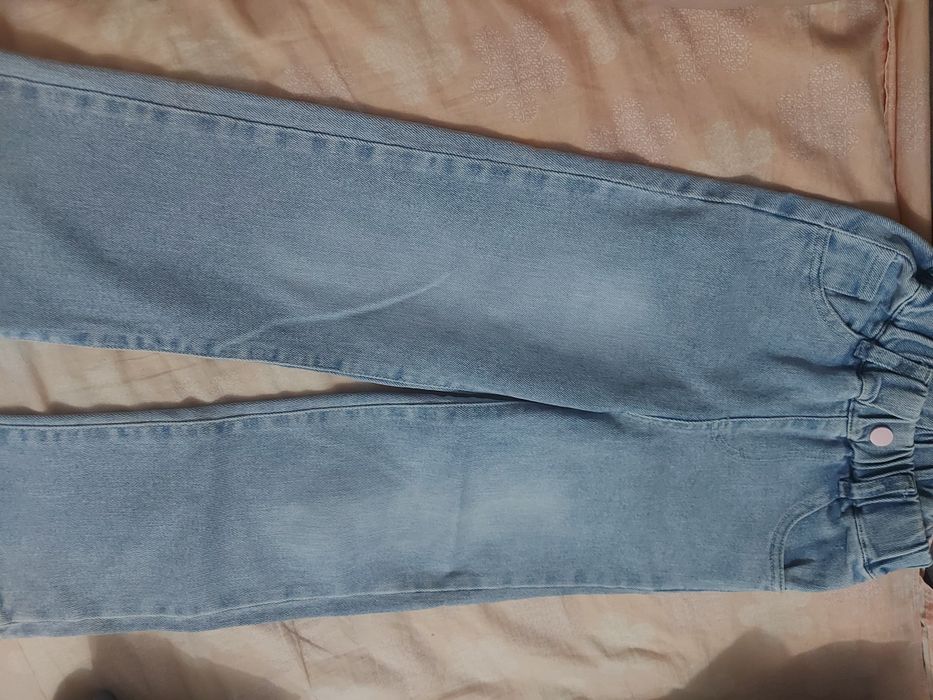 Продам джинсы на девочку  5-6 лет